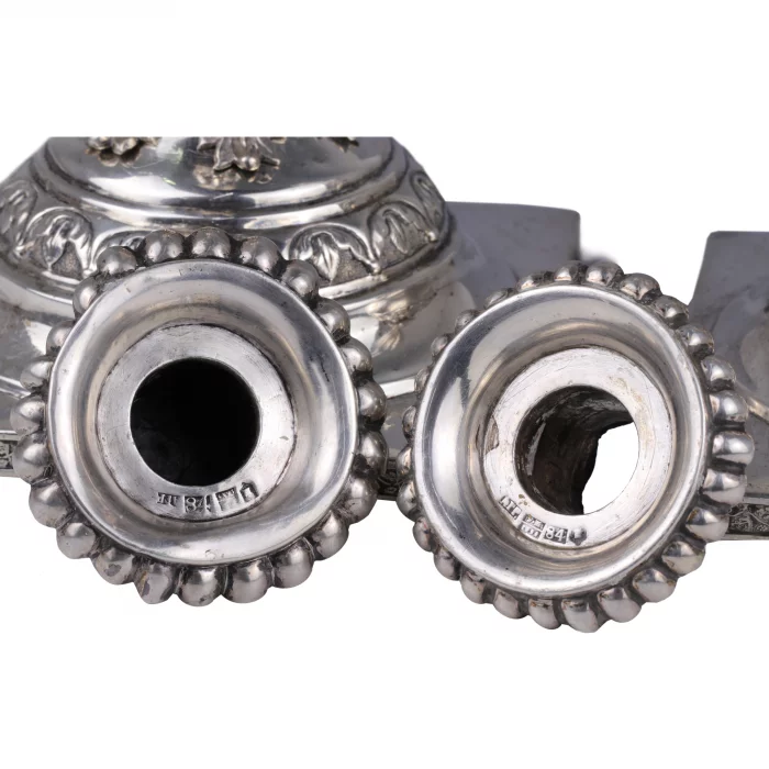 Une paire de bougeoirs elances en argent. Russie XIXe siècle. 