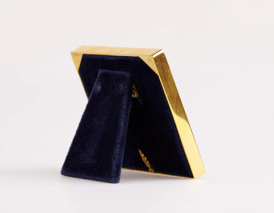 Cadre photo carre en email guilloche en argent dore.
