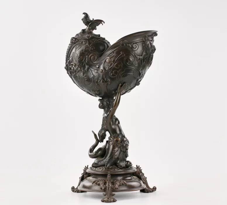 Cruche en bronze avec un bol en forme de Nautilus 