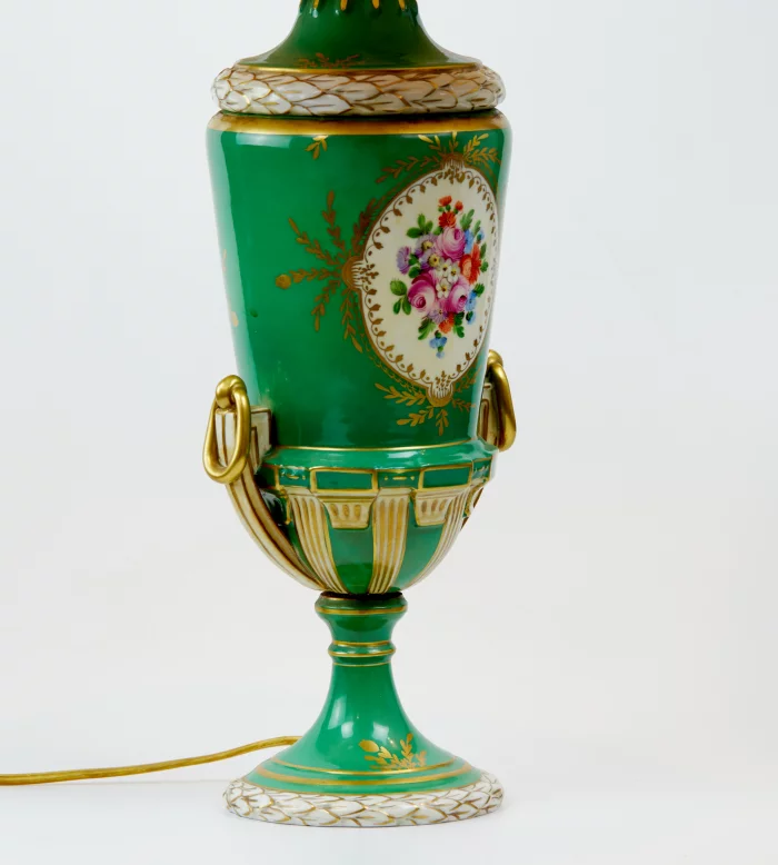 Lampe de table en porcelaine. 