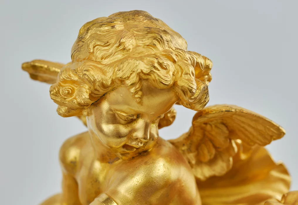 Philippe Mourey. Pendule Putti avec un chien. 