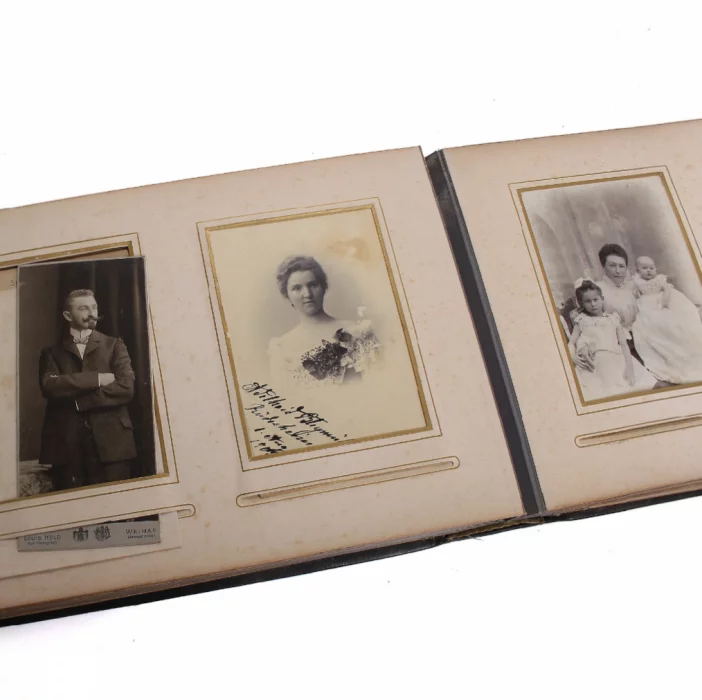Album photo russe avec incrustations dargent. 