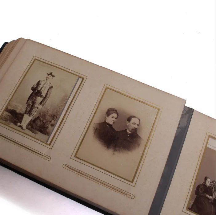 Album photo russe avec incrustations dargent. 