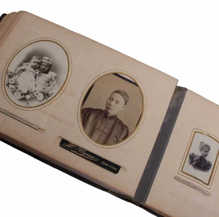 Album photo russe avec incrustations dargent. 