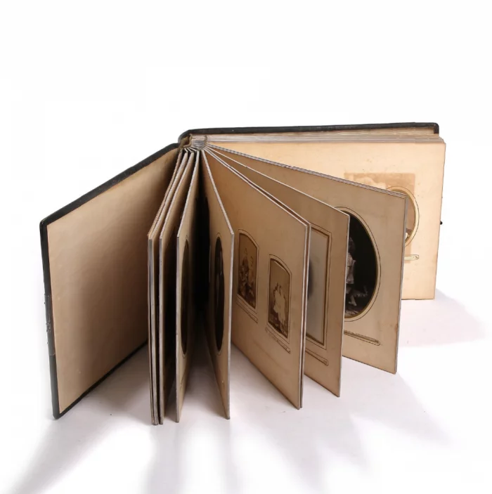 Album photo russe avec incrustations dargent. 