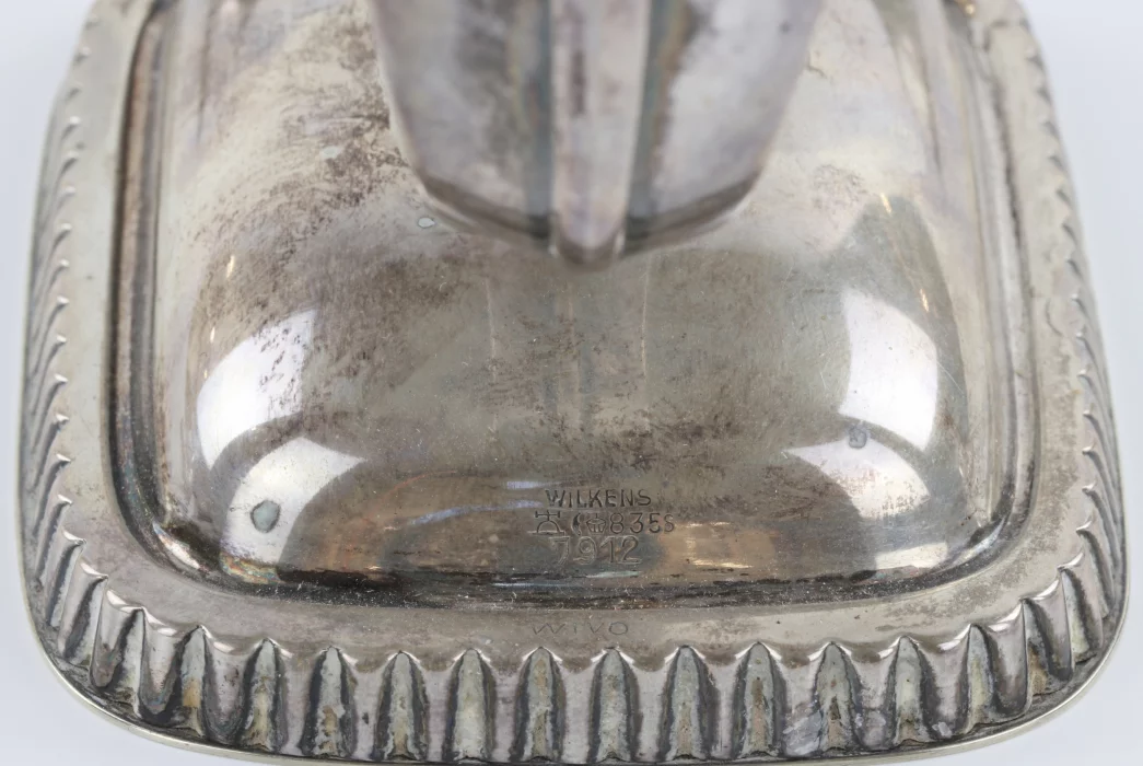 Ensemble de cinq bougeoirs en argent de style Art Deco. 