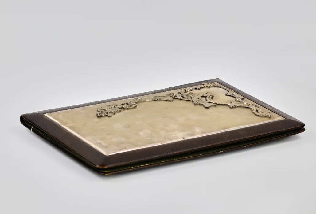 Portefeuille en cuir avec superposition dargent. Russie, 1908-1917.