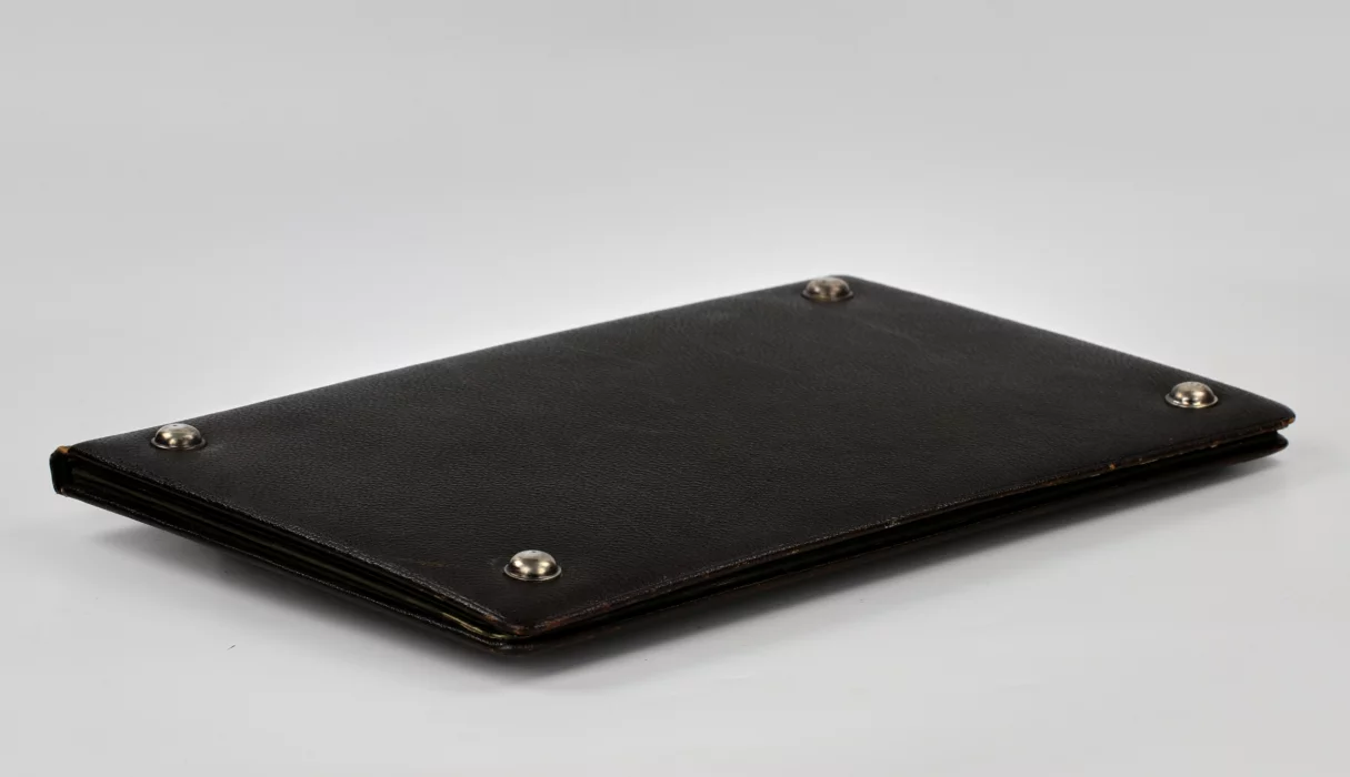 Portefeuille en cuir avec superposition dargent. Russie, 1908-1917.
