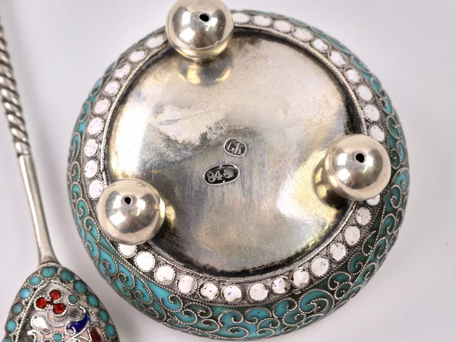 Une elegante salière en argent avec une cuillère. 