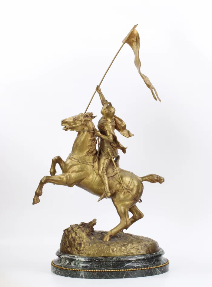 Bronze heroïque dun chevalier equestre. 