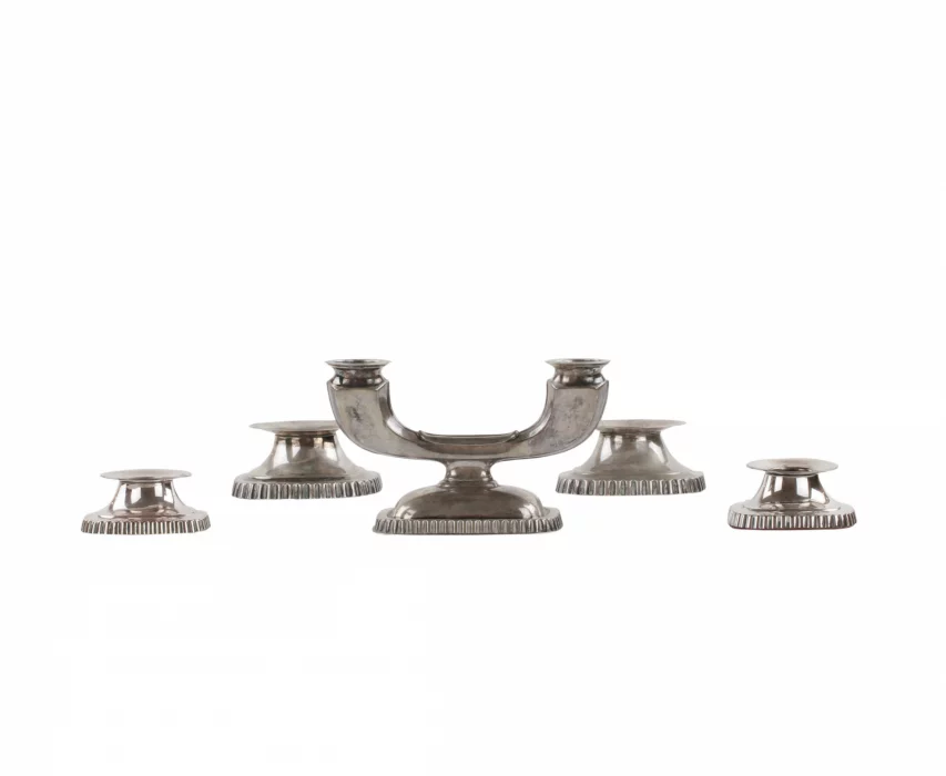 Ensemble de cinq bougeoirs en argent de style Art Deco. 