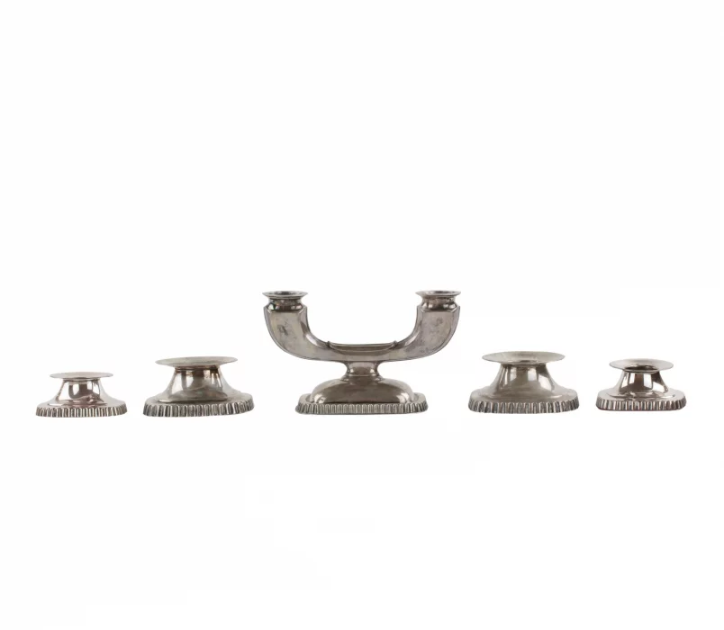 Ensemble de cinq bougeoirs en argent de style Art Deco. 