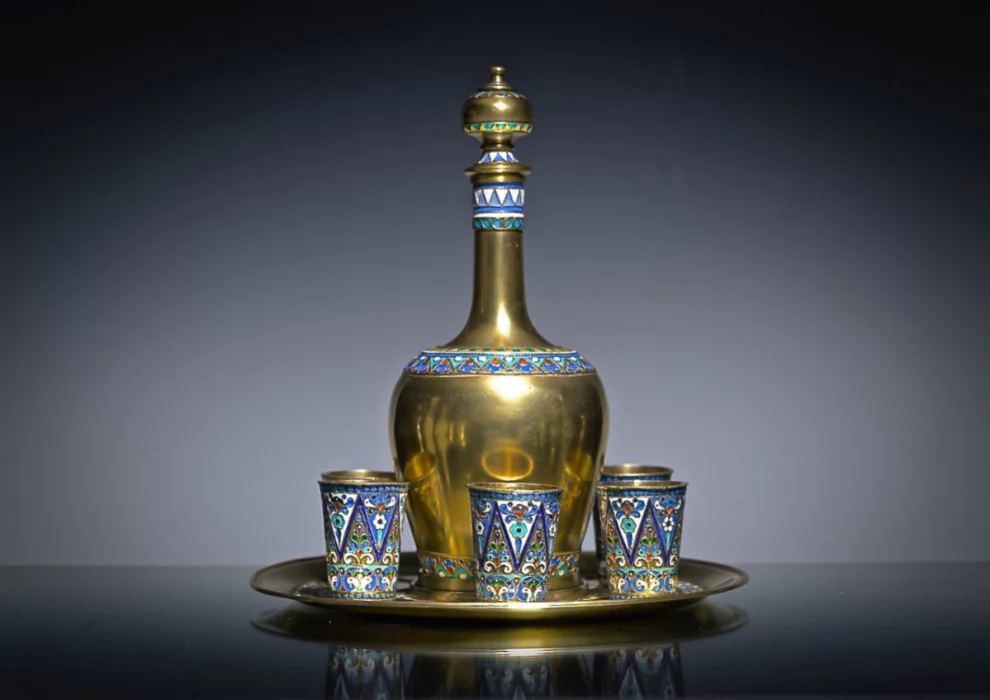 Ensemble de vodka luxueux en argent russe avec email. 