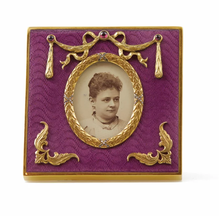 Cadre photo carre en email guilloche en argent dore.
