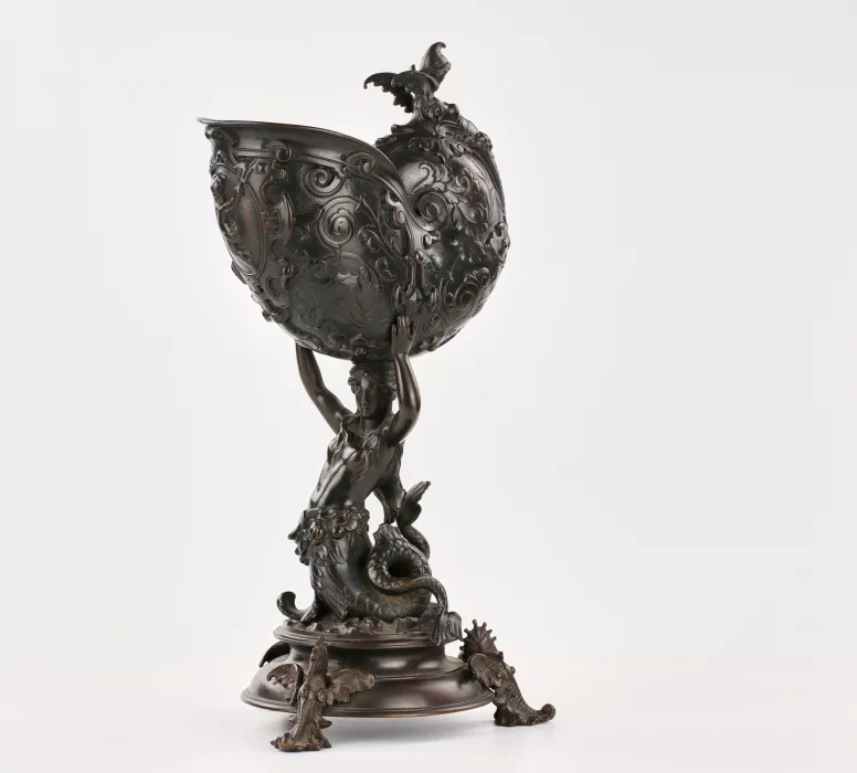 Cruche en bronze avec un bol en forme de Nautilus 