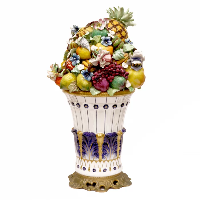 Paire de vases decoratifs à fruits. Europe 20e siècle.