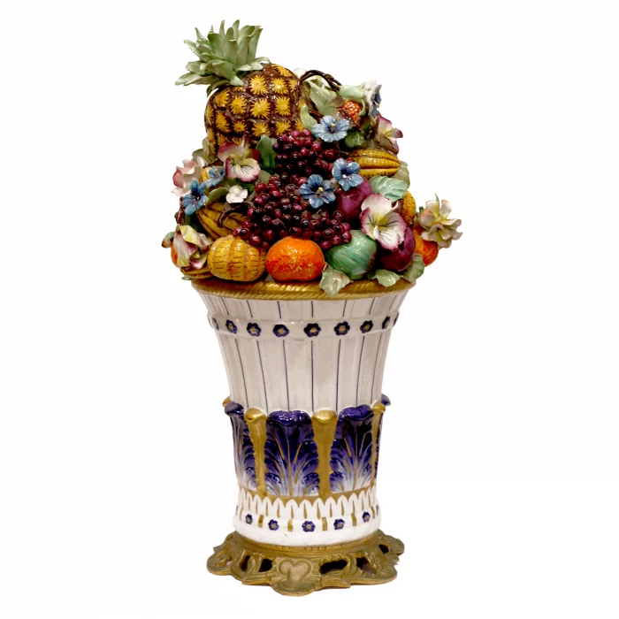 Paire de vases decoratifs à fruits. Europe 20e siècle.