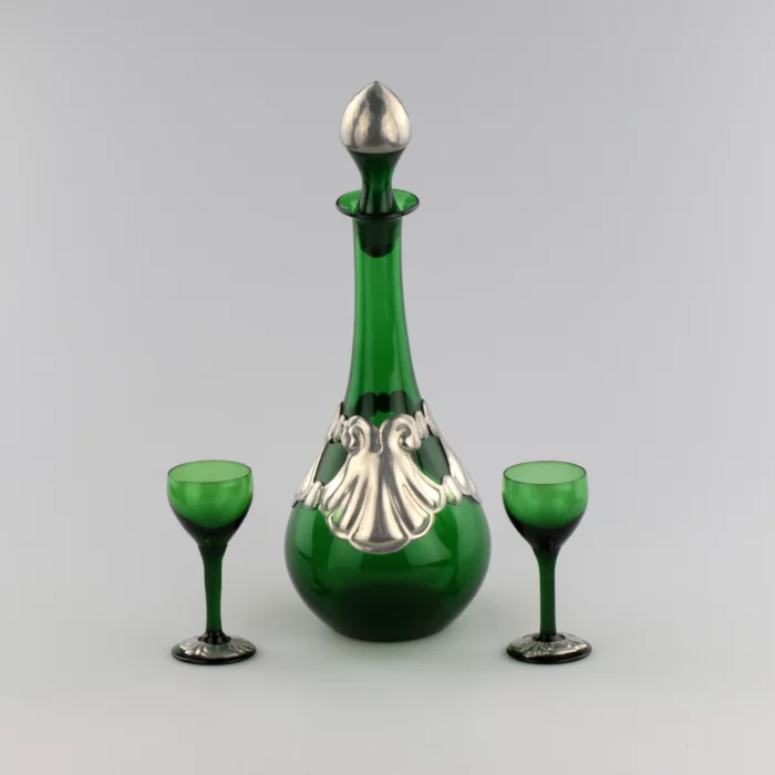 Carafe avec deux verres. Un jeu en tête-à-tête.