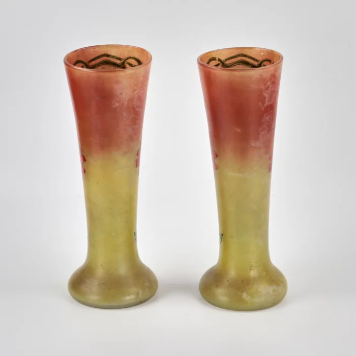Paire de vases en verre Art Nouveau.