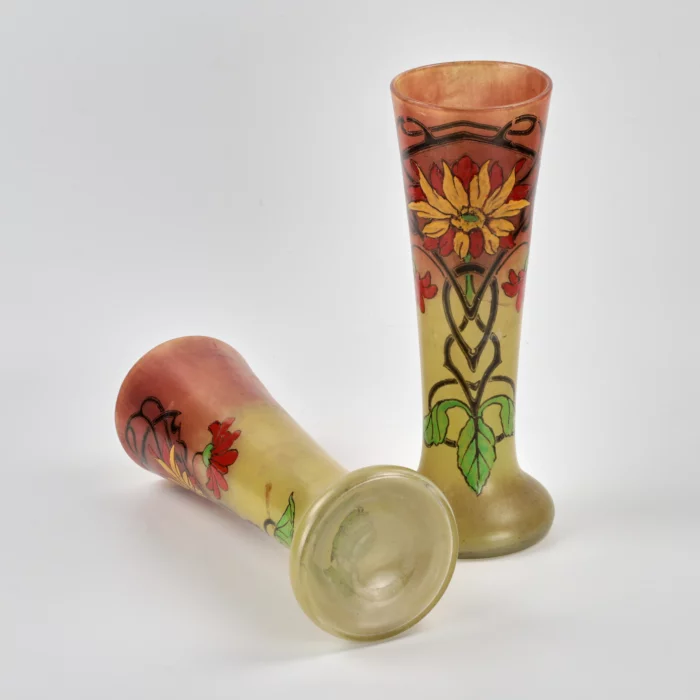 Paire de vases en verre Art Nouveau.