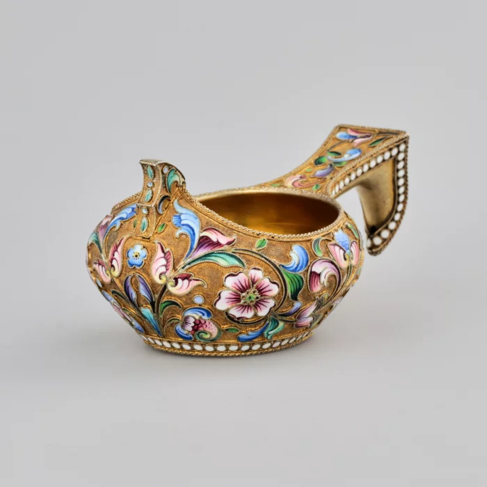 Kovsh decorative de style russe avec email.