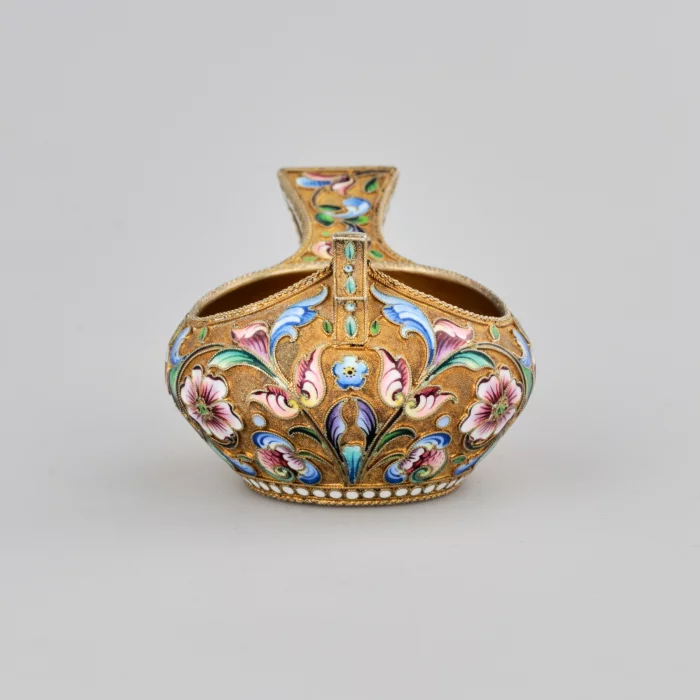 Kovsh decorative de style russe avec email.