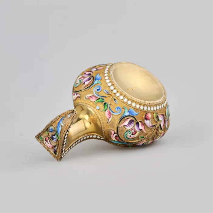 Kovsh decorative de style russe avec email.