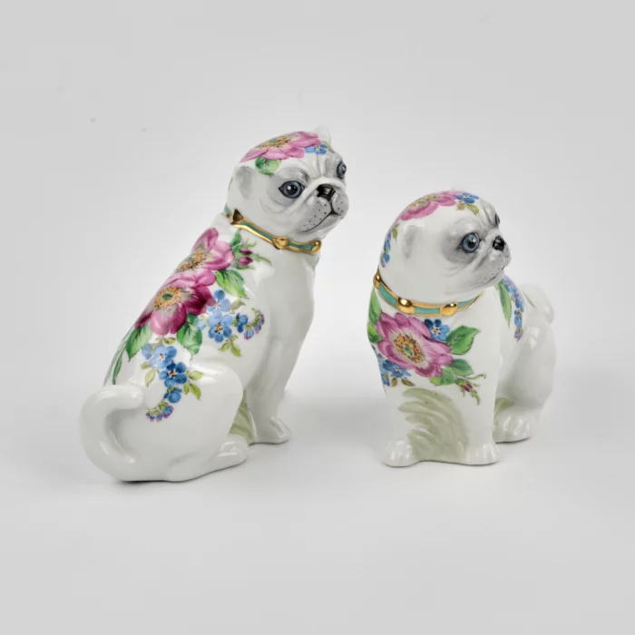Une paire de figurines Pugs.