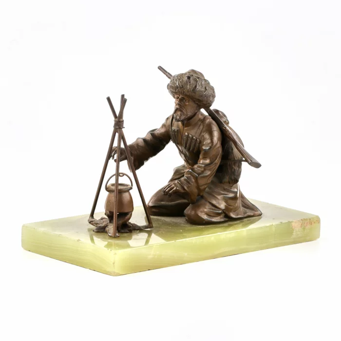 Miniature en bronze. Cosaque au coin du feu. 