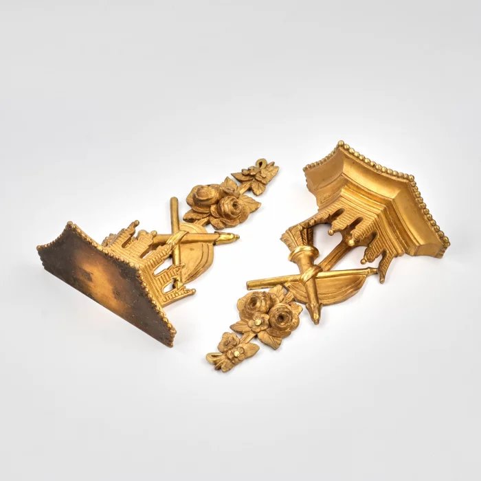 Пара настенных консолей.