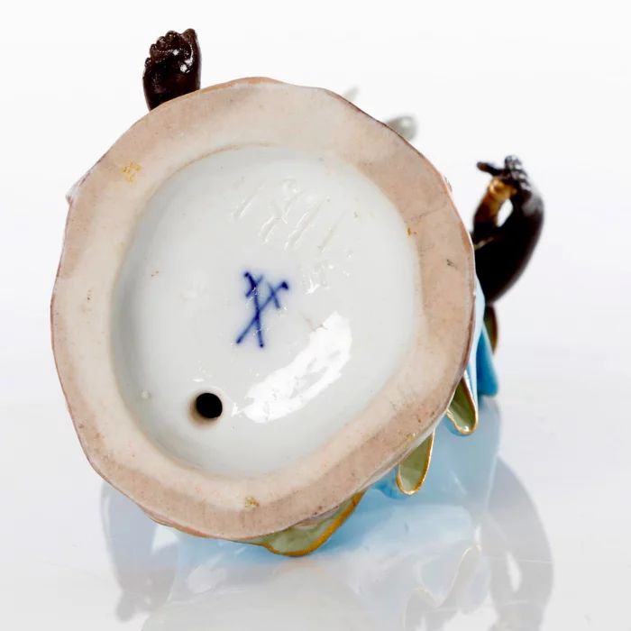 Figurine en porcelaine allegorie 