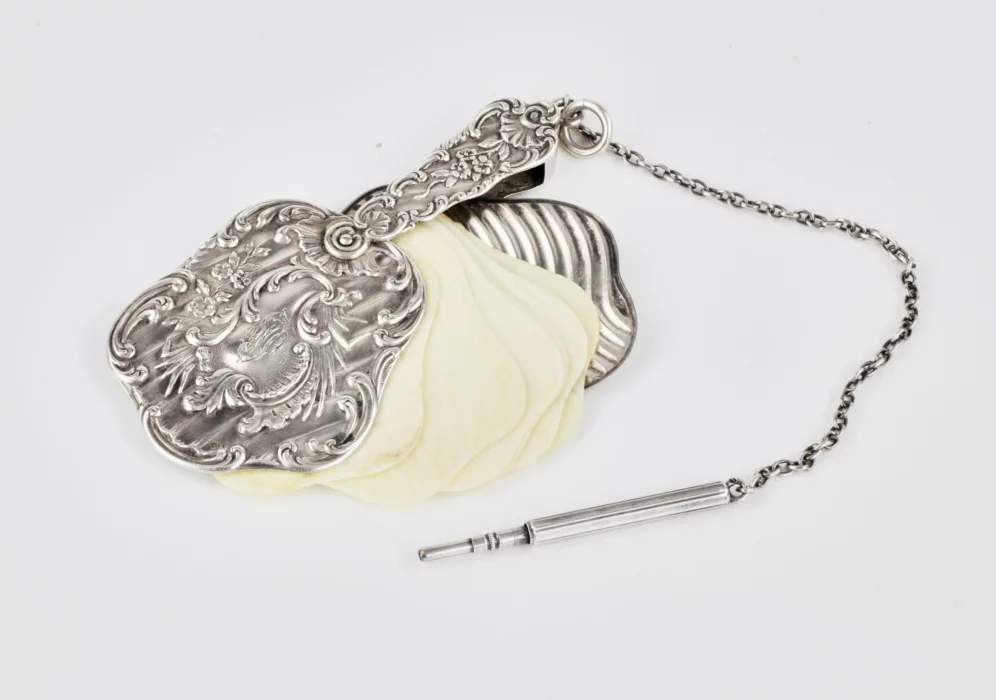 CARNET DE BAL DE DAME EN ARGENT AVEC FEUILLETS EN OS ET STYLET. FRANCE, TROISIÈME QUART DU XIXE SIÈCLE