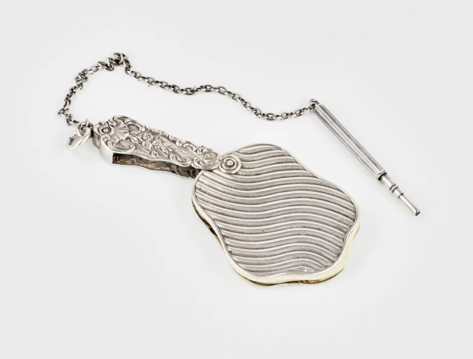 CARNET DE BAL DE DAME EN ARGENT AVEC FEUILLETS EN OS ET STYLET. FRANCE, TROISIÈME QUART DU XIXE SIÈCLE