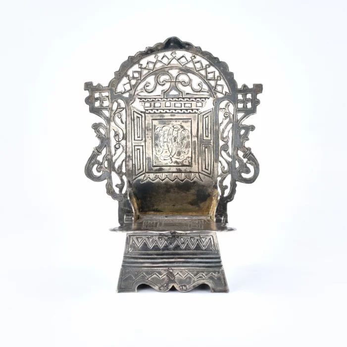 Silver salt shaker throne. 