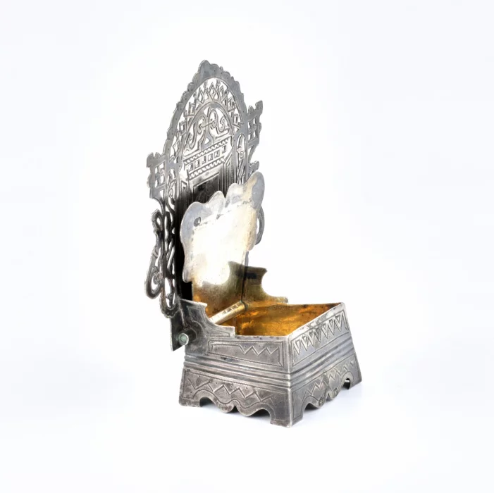 Silver salt shaker throne. 