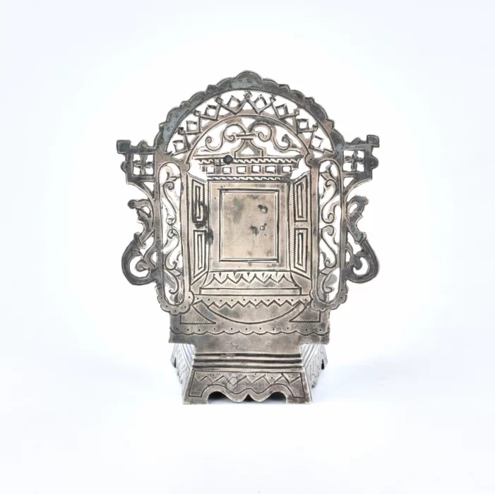 Silver salt shaker throne. 