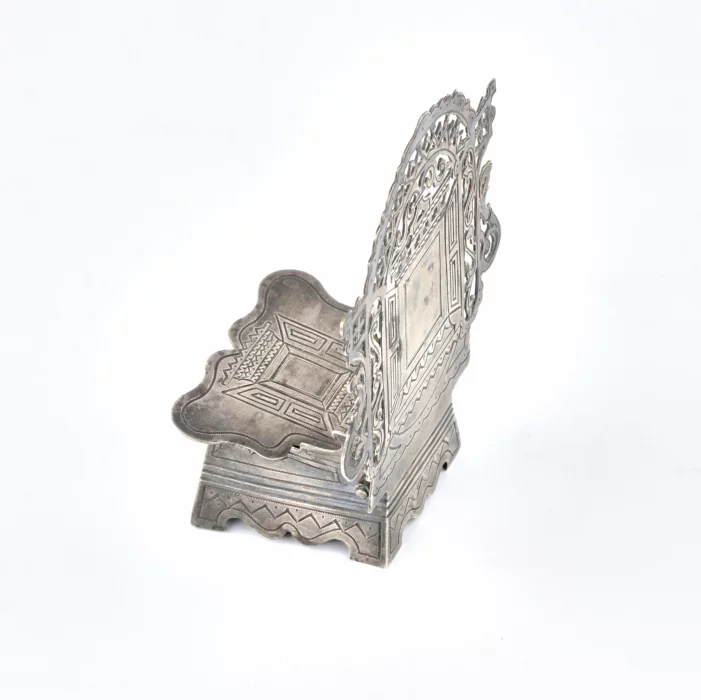 Silver salt shaker throne. 