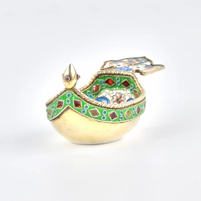 Kovsh decorative de style russe avec email. 