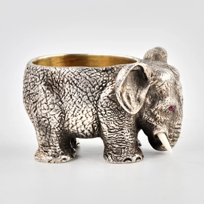 Élephant salière en argent. 