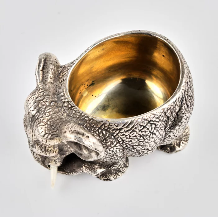 Élephant salière en argent. 