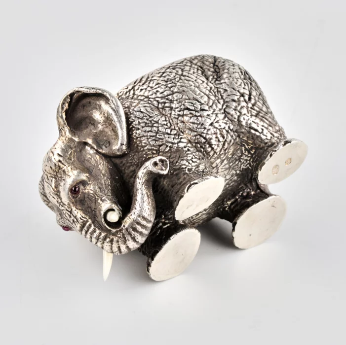 Élephant salière en argent. 