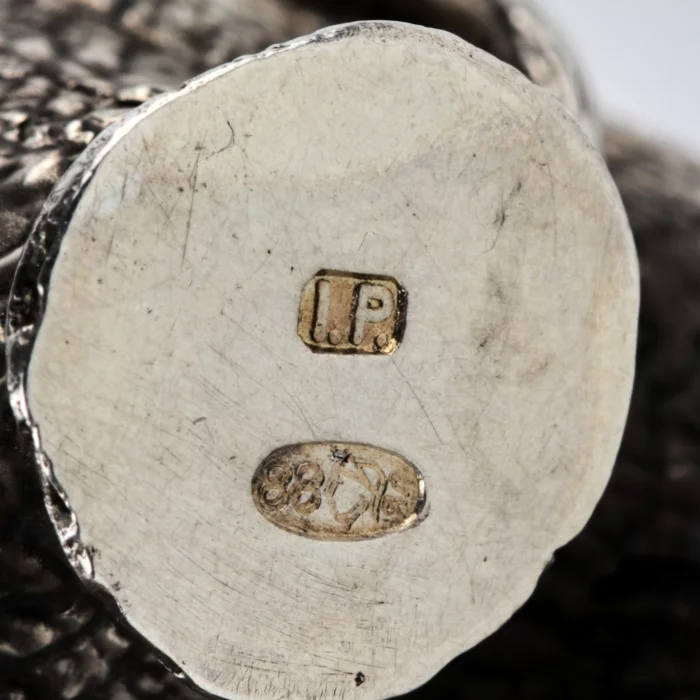 Élephant salière en argent. 