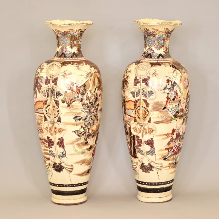 Paire de vases de sol japonais Satsuma.