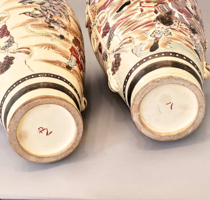 Paire de vases de sol japonais Satsuma.