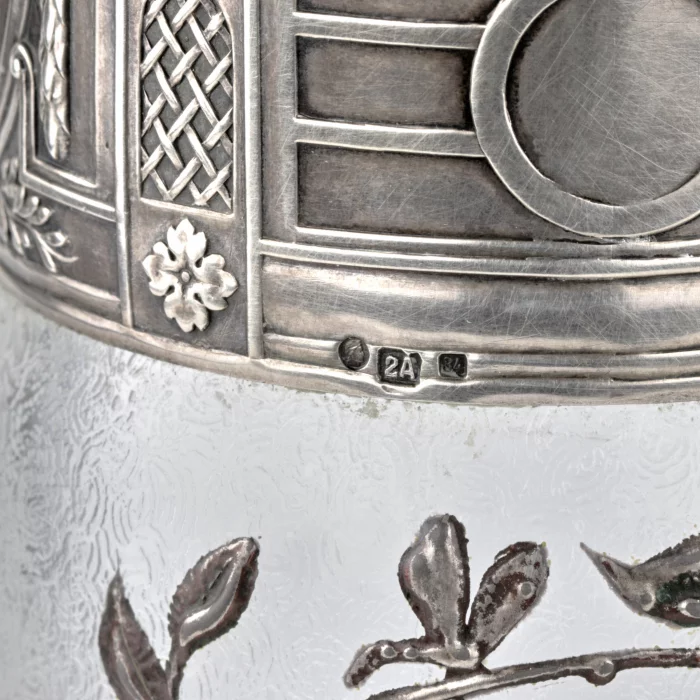 Un vase dans un cadre en argent. 2ème Artel. Empire russe. 