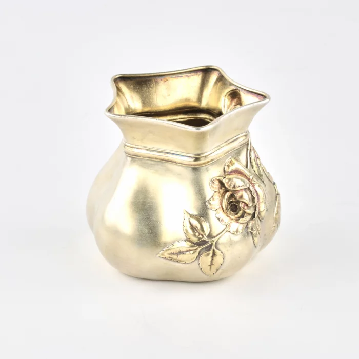 VASE-COFFRET EN ARGENT EN FORME DE BOURSE NOUÉE, ORNÉ D`UNE ROSE EN RELIEF. FABRIQUE D`OREST KOURLIOUKOV. MOSCOU, 1899–1908