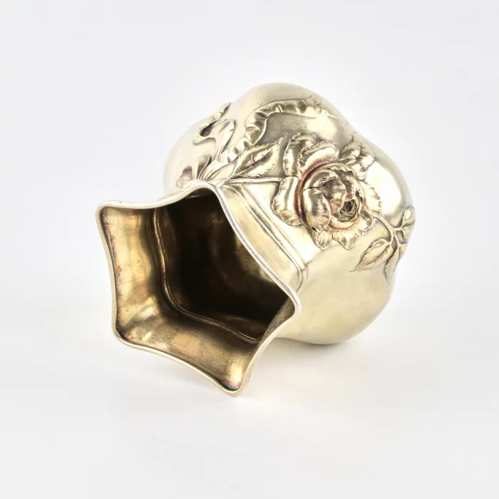 VASE-COFFRET EN ARGENT EN FORME DE BOURSE NOUÉE, ORNÉ D`UNE ROSE EN RELIEF. FABRIQUE D`OREST KOURLIOUKOV. MOSCOU, 1899–1908
