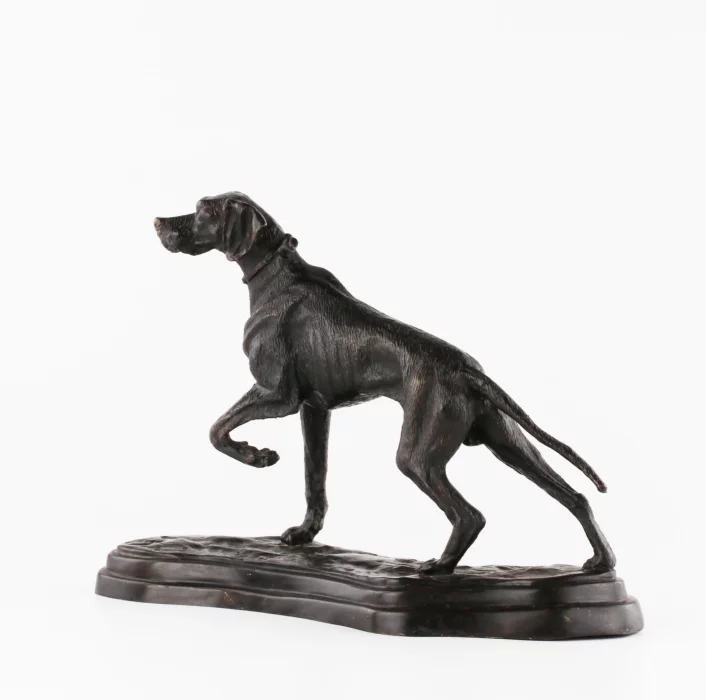 Chien de chasse en bronze.