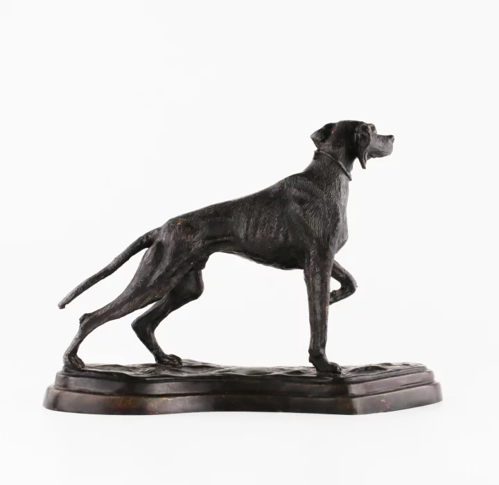 Chien de chasse en bronze.