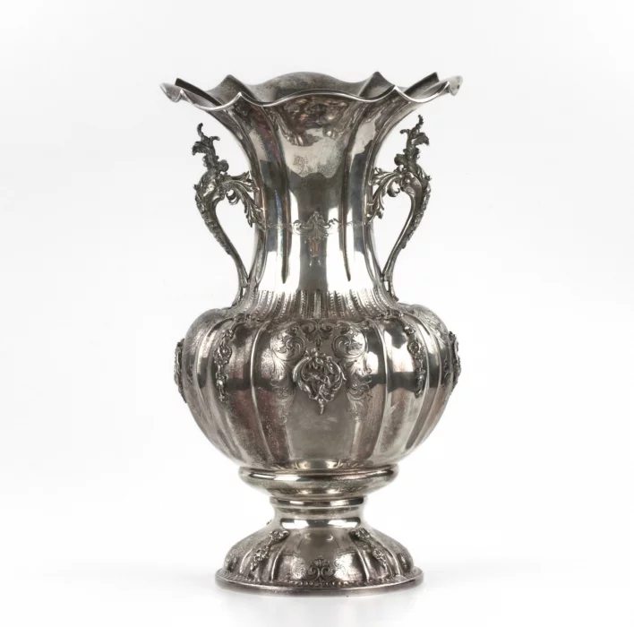 Vase en argent elegant 